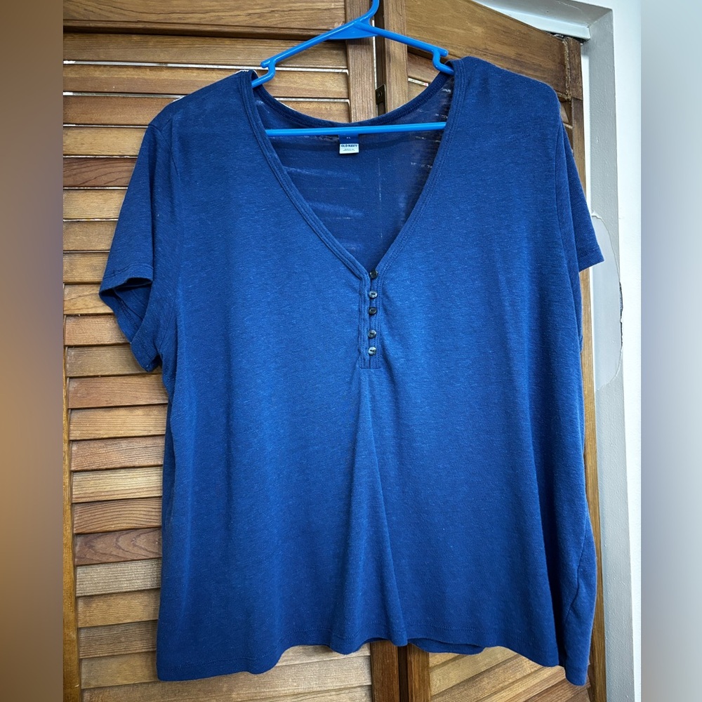Elegant Blue Buttoned V-Neck Women's Tee